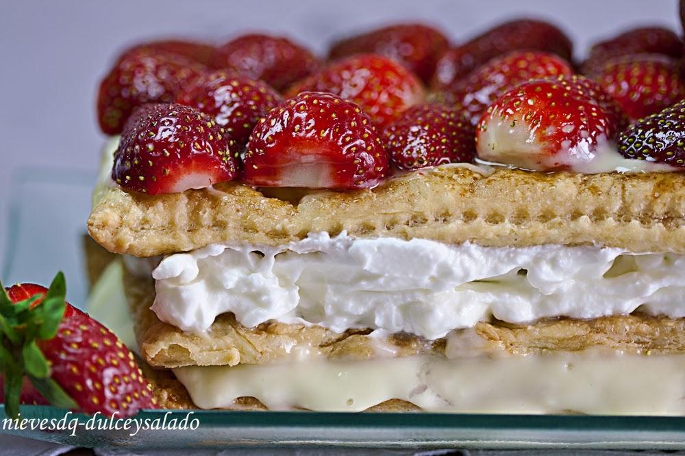 TARTA DE HOJALDRE CON FRESAS, CREMA PASTELERA Y NATA