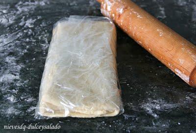 TARTA DE HOJALDRE CON FRESAS, CREMA PASTELERA Y NATA