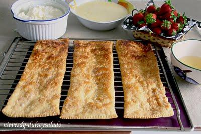 TARTA DE HOJALDRE CON FRESAS, CREMA PASTELERA Y NATA