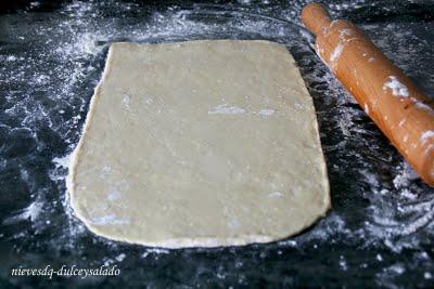 TARTA DE HOJALDRE CON FRESAS, CREMA PASTELERA Y NATA