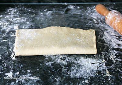 TARTA DE HOJALDRE CON FRESAS, CREMA PASTELERA Y NATA