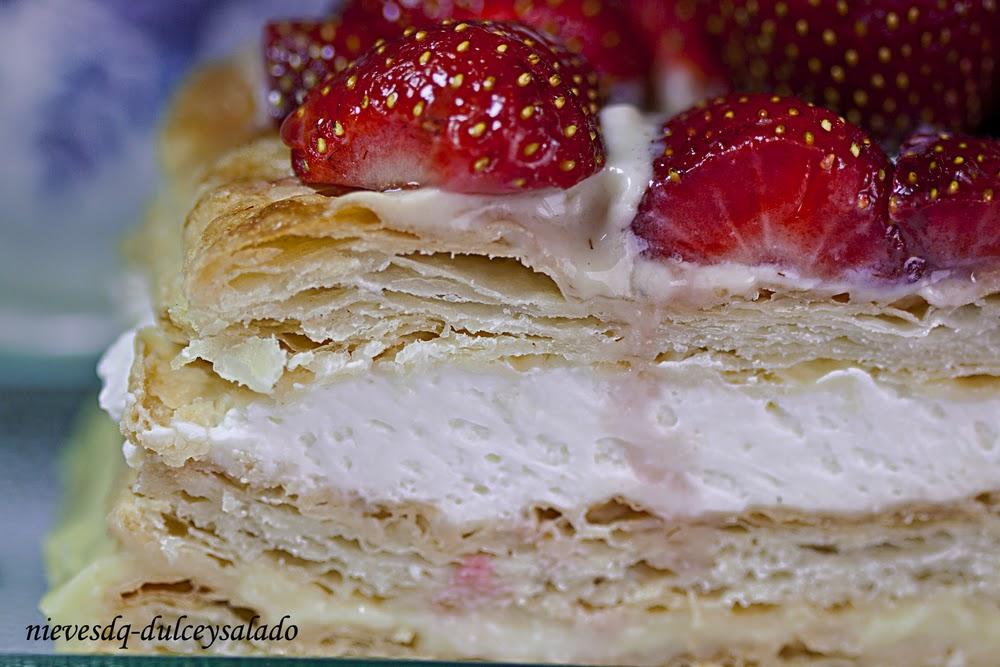 TARTA DE HOJALDRE CON FRESAS, CREMA PASTELERA Y NATA