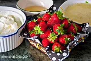 TARTA DE HOJALDRE CON FRESAS, CREMA PASTELERA Y NATA