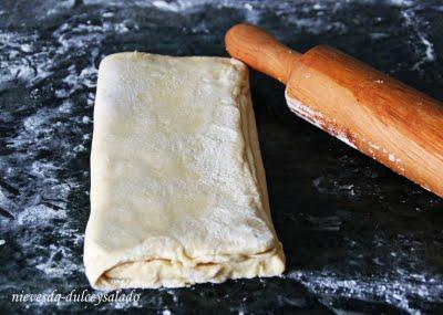 TARTA DE HOJALDRE CON FRESAS, CREMA PASTELERA Y NATA