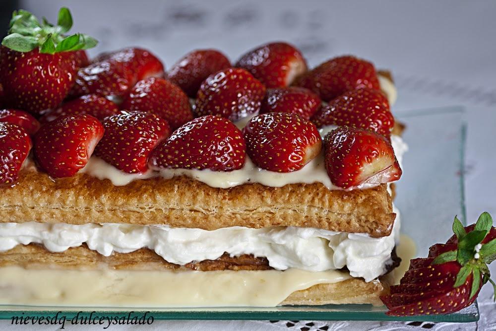 TARTA DE HOJALDRE CON FRESAS, CREMA PASTELERA Y NATA