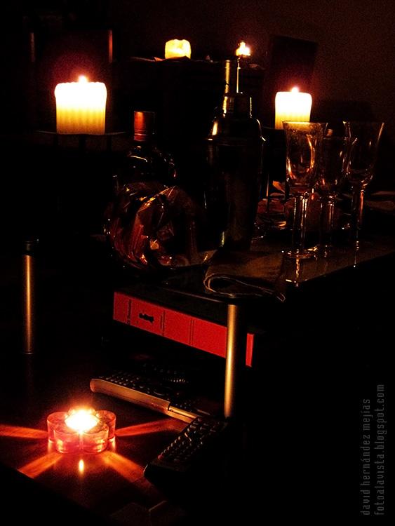Fotografía bodegón a la única luz de las velas