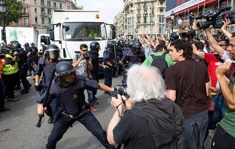 Uno de los Policias agresores carga contra los manifestantes sin mediar palabra