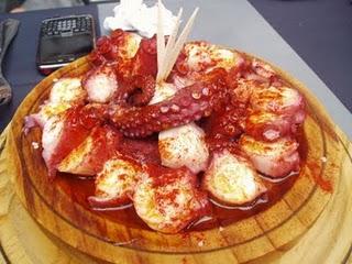 Un pulpo en un garaje y otro a la gallega.