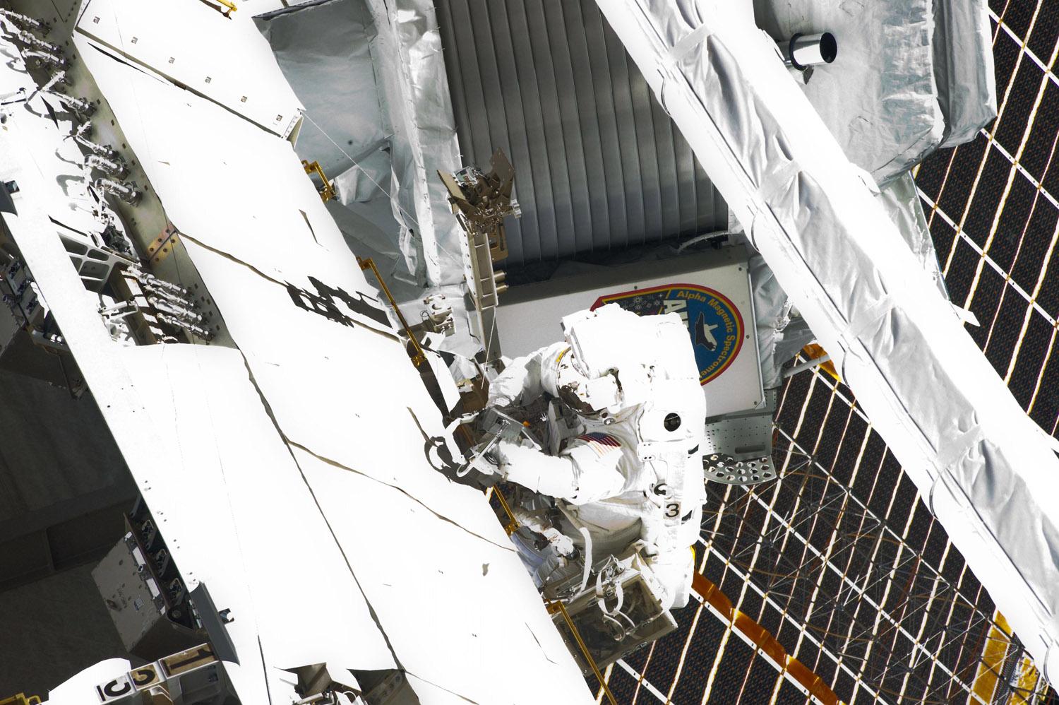 La última caminata espacial de Endeavour supera las 1.000 horas usadas para la Estación Espacial Internacional