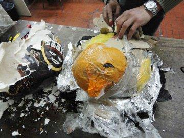 Encuentra calaveras y momias en envío postal