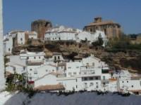 Setenil con sus casas excavadas en la montaña