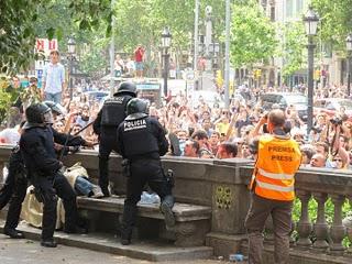 Intento de manipulación fotográfica de la carga de los mossos en Plaza Cataluña.