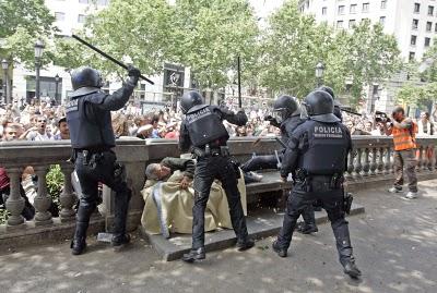 Intento de manipulación fotográfica de la carga de los mossos en Plaza Cataluña.