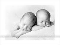 Su hermano gemelo nace un mes despues