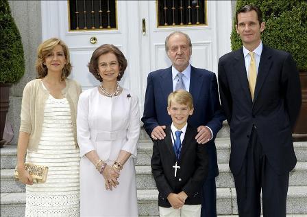 La Familia Real se reúne en torno a Miguel Urdangarín el día de su Primera Comunión. Analizamos sus estilismos