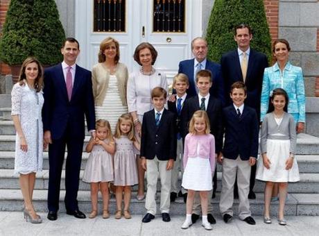 La Familia Real se reúne en torno a Miguel Urdangarín el día de su Primera Comunión. Analizamos sus estilismos