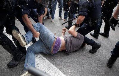 Vuelve la abstención y, en Barcelona, la brutalidad policial.