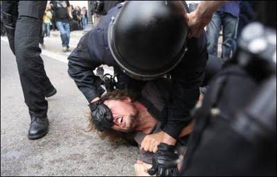 Vuelve la abstención y, en Barcelona, la brutalidad policial.
