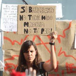 Vuelve la abstención y, en Barcelona, la brutalidad policial.