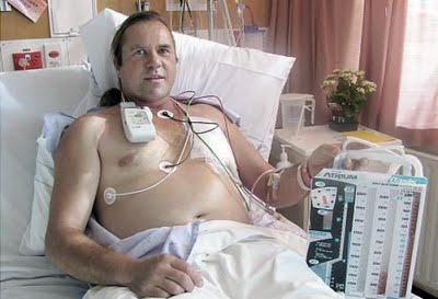 Un hombre, se hincha por el culo