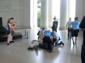 Brutalidad policial bailar delante monumento