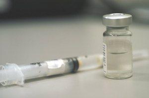 ¿Cuándo deben vacunarse los adultos mayores contra la influenza y el neumococo?