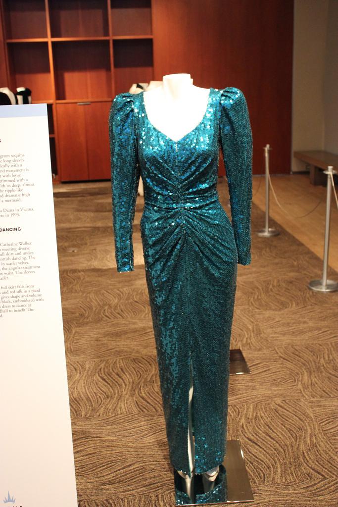 AUCTION OF DRESSES  OF DIANA OF WALES  /   SUBASTAN VESTIDOS EMBLEMÁTICOS DE DIANA DE GALES