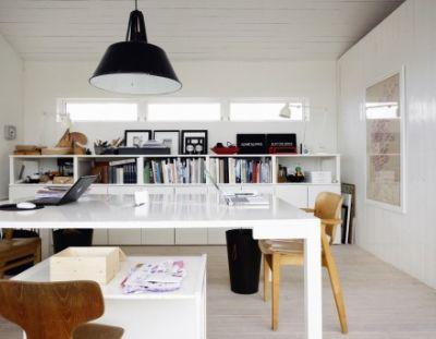 Una cabaña sueca frente al lago