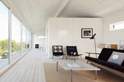 Una cabaña sueca frente al lago