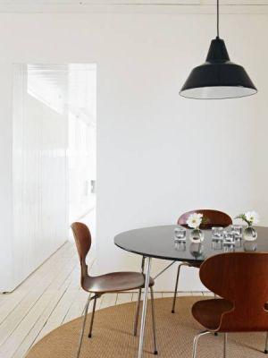 Una cabaña sueca frente al lago