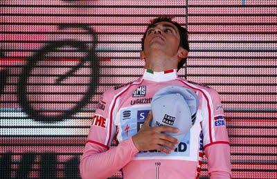 También los italianos se equivocaron de himno en el homenaje a Contador.