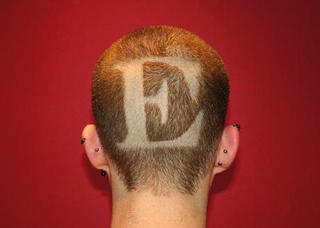 Con la tipo en la cabeza