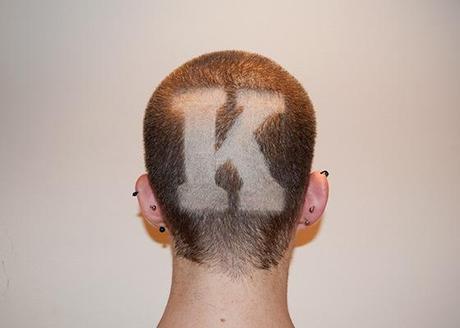 Con la tipo en la cabeza