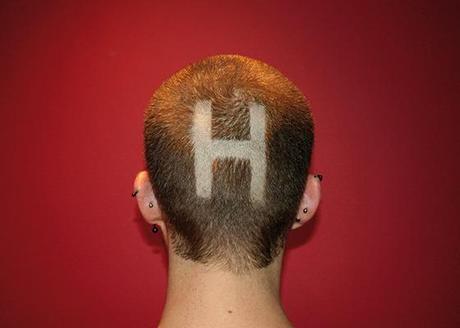 Con la tipo en la cabeza