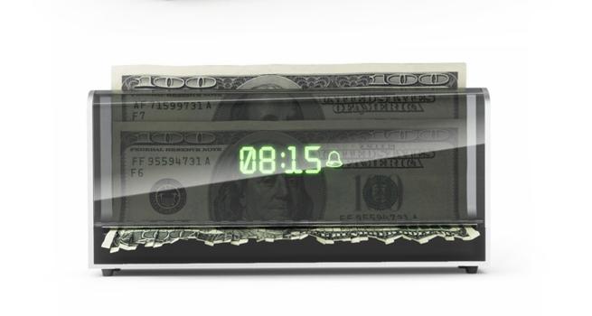 El despertador que te despierta amenazando con lo que más te duele.. tu dinero