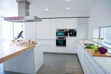 Supercasa en California puertas correderas a la terraza estilo moderno estilo californiano diseño moderno decoración en blanco decoración de interiores decoración de exterior cocinas blancas casa en california casa con piscina casa abierta