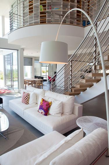 Supercasa en California puertas correderas a la terraza estilo moderno estilo californiano diseño moderno decoración en blanco decoración de interiores decoración de exterior cocinas blancas casa en california casa con piscina casa abierta