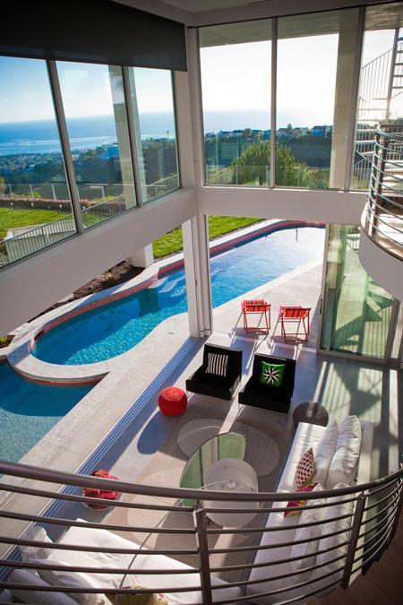 Supercasa en California puertas correderas a la terraza estilo moderno estilo californiano diseño moderno decoración en blanco decoración de interiores decoración de exterior cocinas blancas casa en california casa con piscina casa abierta