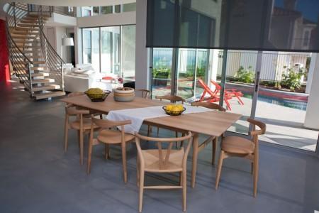 puertas correderas a la terraza estilo moderno estilo californiano diseño moderno decoración en blanco decoración de interiores decoración de exterior cocinas blancas casa en california casa con piscina casa abierta 