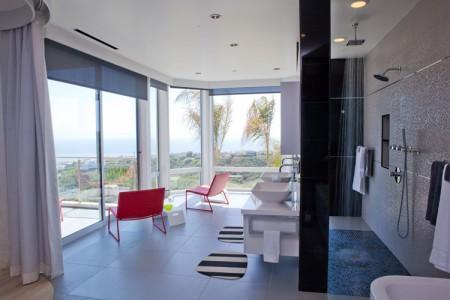 Supercasa en California puertas correderas a la terraza estilo moderno estilo californiano diseño moderno decoración en blanco decoración de interiores decoración de exterior cocinas blancas casa en california casa con piscina casa abierta