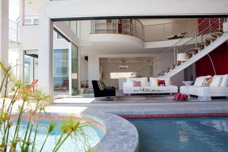 Supercasa en California puertas correderas a la terraza estilo moderno estilo californiano diseño moderno decoración en blanco decoración de interiores decoración de exterior cocinas blancas casa en california casa con piscina casa abierta