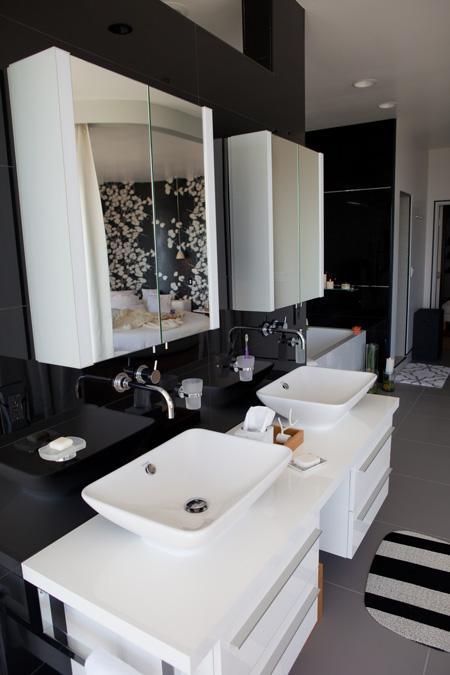 Supercasa en California puertas correderas a la terraza estilo moderno estilo californiano diseño moderno decoración en blanco decoración de interiores decoración de exterior cocinas blancas casa en california casa con piscina casa abierta