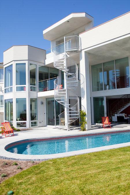 Supercasa en California puertas correderas a la terraza estilo moderno estilo californiano diseño moderno decoración en blanco decoración de interiores decoración de exterior cocinas blancas casa en california casa con piscina casa abierta