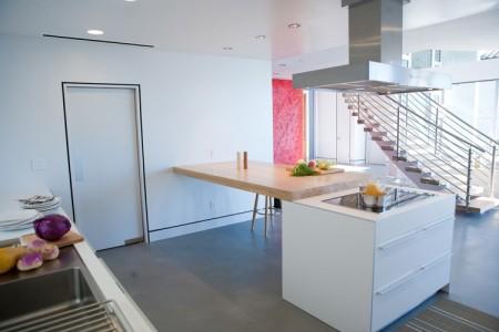 Supercasa en California puertas correderas a la terraza estilo moderno estilo californiano diseño moderno decoración en blanco decoración de interiores decoración de exterior cocinas blancas casa en california casa con piscina casa abierta