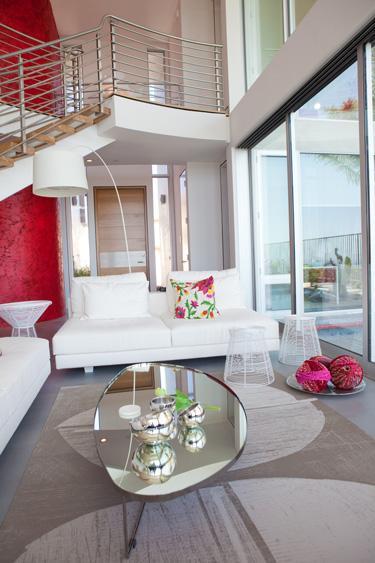 Supercasa en California puertas correderas a la terraza estilo moderno estilo californiano diseño moderno decoración en blanco decoración de interiores decoración de exterior cocinas blancas casa en california casa con piscina casa abierta