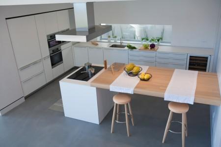 Supercasa en California puertas correderas a la terraza estilo moderno estilo californiano diseño moderno decoración en blanco decoración de interiores decoración de exterior cocinas blancas casa en california casa con piscina casa abierta