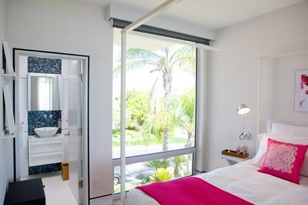 Supercasa en California puertas correderas a la terraza estilo moderno estilo californiano diseño moderno decoración en blanco decoración de interiores decoración de exterior cocinas blancas casa en california casa con piscina casa abierta