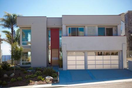 puertas correderas a la terraza estilo moderno estilo californiano diseño moderno decoración en blanco decoración de interiores decoración de exterior cocinas blancas casa en california casa con piscina casa abierta 