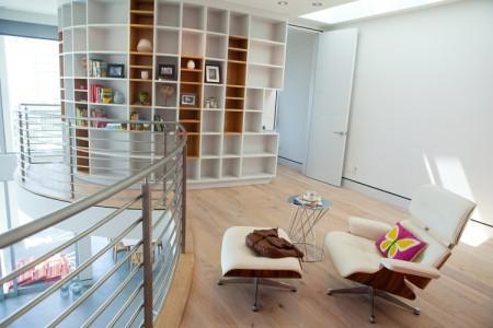 Supercasa en California puertas correderas a la terraza estilo moderno estilo californiano diseño moderno decoración en blanco decoración de interiores decoración de exterior cocinas blancas casa en california casa con piscina casa abierta