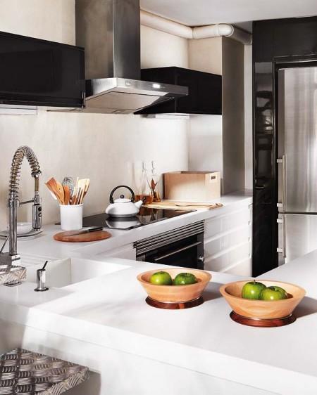 Un dúplex en el centro de Madrid tarima de roble teñida en wengué sofá gris sillas panton blancas muros de cristal en dormitorio loft fucsia en decoración farolillo de metal marroquí dúplex decoración diseño moderno diseño de interiores decoración en blanco decoracion de lofts decoración de interiores decoración de áticos